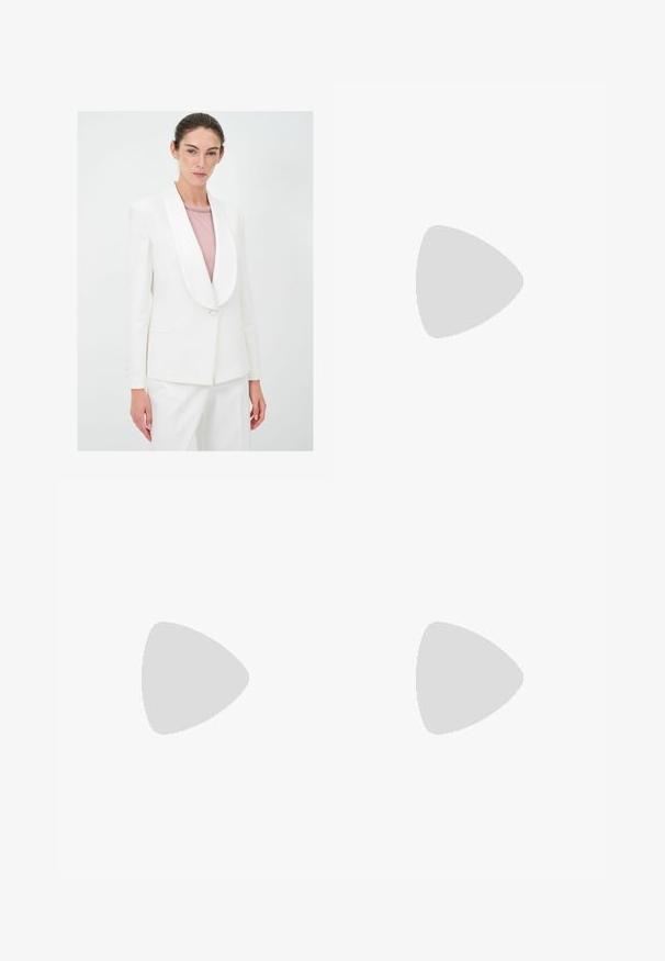 Blazer bianco con rever a scialle, chiusura a un bottone e due tasche frontali. Indossato sopra una camicia rosa chiaro con un sottile dettaglio sul collo.; Abito estivo crema con vita arricciata e spalline, decorato con stampe colorate di sole, conchiglie, granchi, limoni e a tema spiaggia.; Sandali con tacco a blocco di colore crema, con cinturini attorcigliati e una suola piatta. Materiale sintetico liscio con finitura opaca.; Borsa a tracolla in finta pelle grigia chiara con catena dorata, con chiusura a forma di V e dettaglio con frange. Texture liscia, forma rettangolare.; Collana con catena color oro che presenta un pendente a forma di fiore con un centro traslucido. Link delicati e chiusura a moschettone.