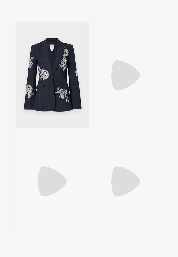 Cinq à Sept HEATSET ROSES CHEYENNE - Blejzr - indigo; Bílá tričko s krátkým rukávem vyrobené z žebrované tkaniny. Kulatý výstřih, normální střih a jemné detaily šití. Bez vzorů nebo grafik.; Pletená bílá midi sukně s texturovaným vzorem a vertikálními pruhy a výřezovými detaily podél spodního okraje. Elastický pas. Měkký materiál.; Černé kožené baletní byty s kulatou špičkou, hladkou texturou, minimálními švy a flexibilním designem podrážky.; Hnědá kožená kabelka s klopou, zlatými kovovými detaily, ramenním popruhem a hladkým povrchem. Kompaktní obdélníkový tvar.