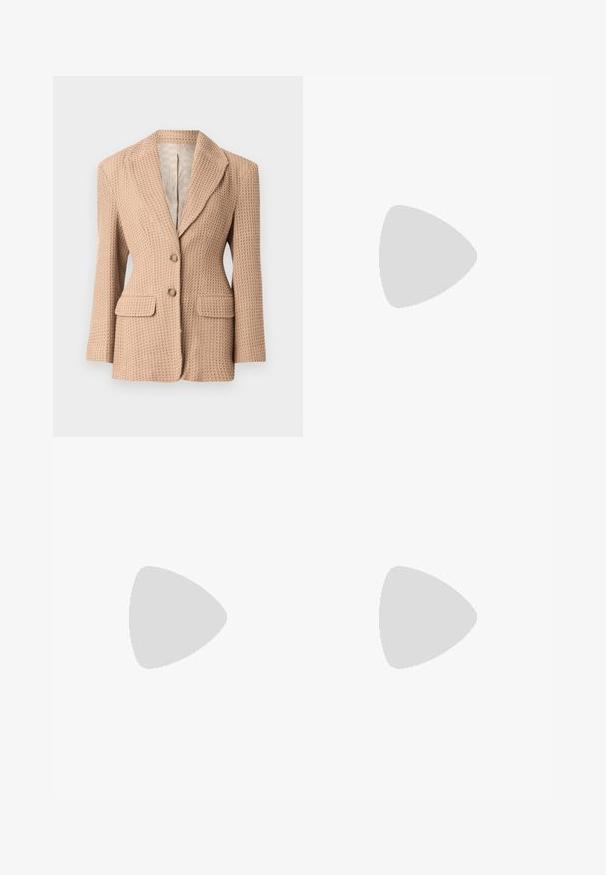 Beige texturovaný blejzr s tkaným vzorem, klopový límec, dvě přední kapsy a dva knoflíky. Podšívka v jasné barvě.; Bílá košile s krátkým rukávem vyrobená z lehkého materiálu, která má límec a zapínání na knoflíky s malými kulatými knoflíky.; Béžové skládací šortky s rafinovaným střihem, vysokým pasem a hladkou texturou. Čtyři přední sklady vytvářejí objem. Bez kapes.; Bílé ploché boty s síťovaným designem, se špičatou špičkou a nízkou plochou podrážkou. Texturovaný svršek s hladkým podšívkou a jemným kontrastním lemem.; Hnědá kožená taška přes rameno se uvolněným designem, zlatými kovovými doplňky a kontrastním bílým prošíváním, kterou drží osoba v denimovém oblečení.