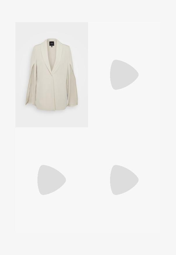 Vero Moda Tall VMMISCHA LOOSE CAPE - Bleizers - silver lining; Garais piedurkņu crop tops, izgatavots no balta elastīga auduma ar plašu kakla izgriezumu un gludu tekstūru. Nav redzamu rakstu vai apdares detaļu.; Melnas izplešanās bikses, izgatavotas no elastīga auduma, ar augstu vidukli un gludu tekstūru. Bikses izvēršas no ceļa.; Melni lakoti mokasīni ar masīvu melnu zoli un zelta aksesuāriem. Gluda tekstūra un noapaļota purngala dizains.