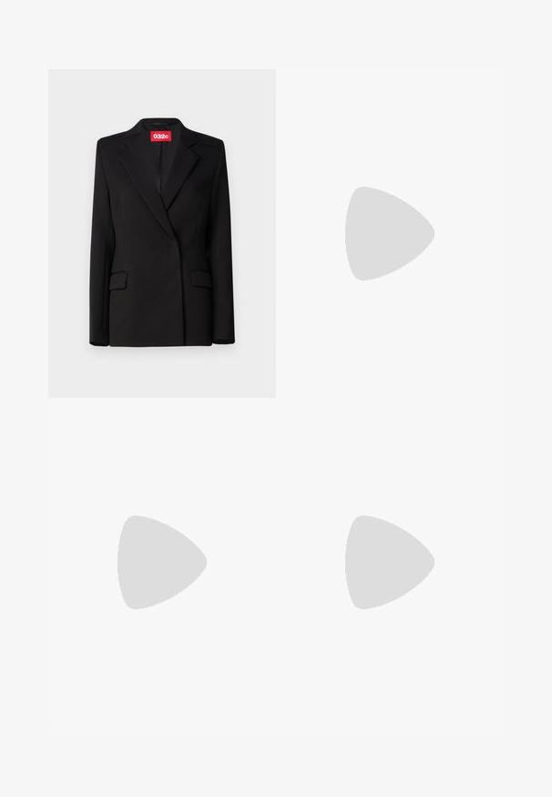 Czarna marynarka o dopasowanym kroju, gładkim materiale, z klapą wyciętą, dwoma przednimi kieszeniami i czerwoną metką marki wewnątrz. Minimalistyczny design.; Czarny t-shirt z krótkim rękawem i szerokim dekoltem. Wykonany z miękkiego, lekkiego materiału. Prosty design bez wzorów i akcentów.; Czarne spodnie szerokie z teksturowanej tkaniny, z elastycznym paskiem w talii i odpinanym paskiem w talii dla regulowanego dopasowania.; Czarne zamszowe sandały na obcasie z szerokim blokowym obcasem, regulowanym paskiem na kostkę, otwartym noskiem i kontrastującym przeszyciem.; Beżowa skórzana torebka na ramię z kokardką, złotymi detalami i pojedynczym regulowanym paskiem, noszona na zielonej pikowanej kurtce.