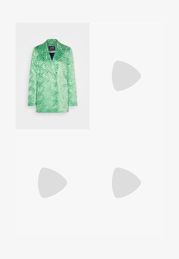 Sacou blazer cu imprimeu zebra verde, material texturat, guler cu decupaj, închidere cu un singur nasture, două buzunare frontale, formă modernă și ajustată.; Trei bluze cu mânecă lungă așezate: neagră, gri și albă. Fiecare are un guler rotund și un design scurt, realizat dintr-un material fin și ușor.; Pantaloni negri evazați, confecționați dintr-un material elastic, cu un talie înaltă și manșete evazate cu slituri laterale pentru o mișcare suplimentară.; Adidași din suede gri cu șireți albi, dungi negre și talpă din cauciuc alb. Prezintă un logo circular pe limbă și o talpă din cauciuc.