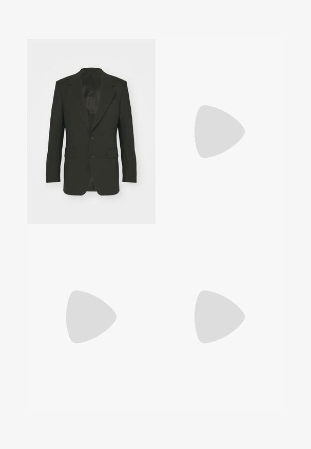 Blazer nero su misura, design a un bottone, revers a punta, due tasche frontali, foderato in satin liscio, il tessuto appare simile alla lana, vestibilità strutturata.; T-shirt bianco in cotone con maniche corte, scollatura tonda e linea dritta. Texture liscia senza motivi o dettagli visibili.; Jeans dritti di colore blu chiaro in denim, con una finitura sbiadita, design a cinque tasche e dettagli di cucitura visibili lungo le cuciture.; Stivaletto in pelle nera con punte affusolate, dettagli di cucitura minimi, tacco a blocco di altezza media e finitura liscia e lucida.; Occhiali da sole in plastica nera con lenti verdi, montatura quadrata, dettaglio argento sulla parte superiore e steli con texture. Marchio indicato sulla parte interna dello stelo.