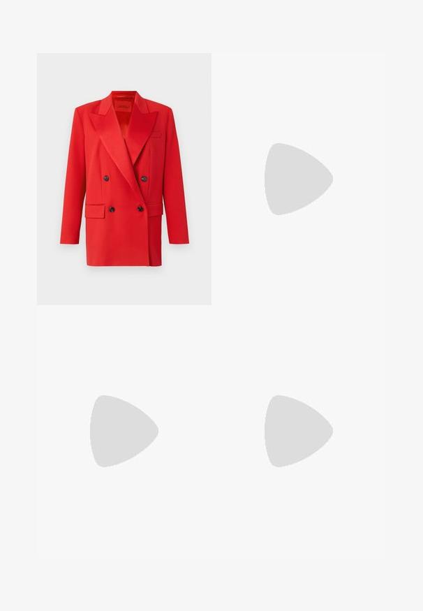 Rode dubbelgeknoopte blazer met scherpe revers, twee vo pockets, zwarte knopen en een gestructureerd ontwerp. Glad stoffen textuur.; Witte katoenen t-shirt met korte mouwen, ronde halslijn, comfortabele pasvorm en gestikte zoom. Etiket zichtbaar aan de binnenzijde van de hals.; Zwarte wijde broek met een gladde textuur, voorzien van een hoge tailleband en middelste plooien. Geen zichtbare patronen of hardware-details.; Zwarte lakleren hoge hakken met een vierkante neus, enkelbandje en een chunky hak. Inclusief geperforeerde details langs de rand.
