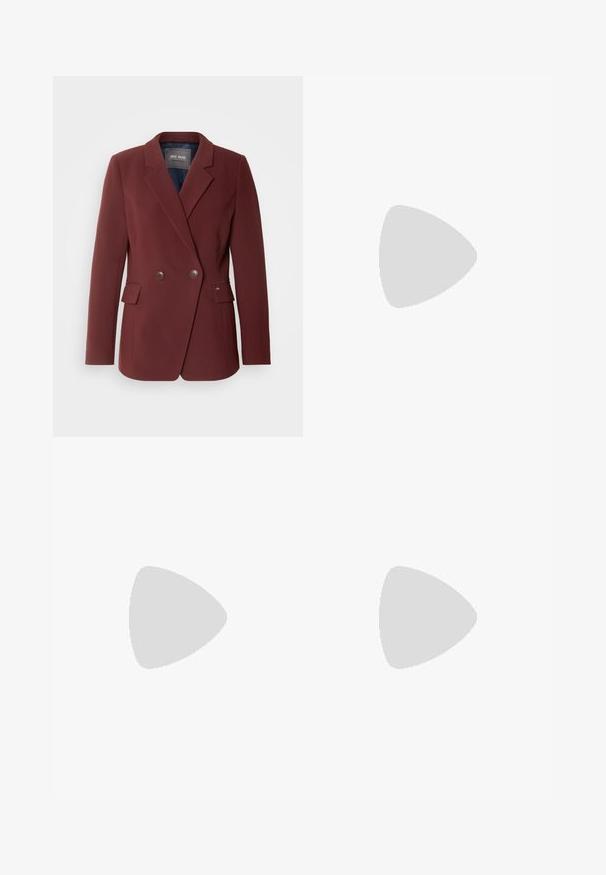 Mos Mosh BELLIS - Blazer - rum raisin; Duas camisetas pretas de manga longa com design em V, feitas de um tecido macio e elástico, apresentando uma textura suave e um formato ajustado.; Calças pretas com um design de perna reta, apresentando bolsos laterais e uma textura de tecido suave. Detalhes mínimos, cós limpo.; Bota de tornozelo em couro preto com painéis laterais elásticos, bico arredondado e um pequeno salto bloco. A superfície tem uma textura suave e um detalhamento mínimo.