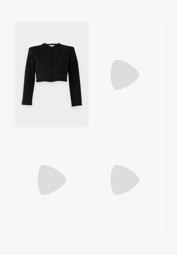 Casaco preto cropped com mangas longas, apresentando dois padrões de corações cosidos na frente e um fecho de zíper na parte da frente. Textura suave.; Camiseta preta de manga curta feita de algodão macio, com decote redondo e um corte descontraído, apresentando um detalhe ligeiramente franzido na lateral.; Shorts de ganga azul claro com um corte descontraído, apresentando uma cintura alta, bolsos laterais e um fecho de botão. Textura desbotada em todo o tecido.; Sapato slingback em couro preto com biqueira fina, tiras decorativas com ilhós de metal e um pequeno salto quadrado. Superfície texturizada.