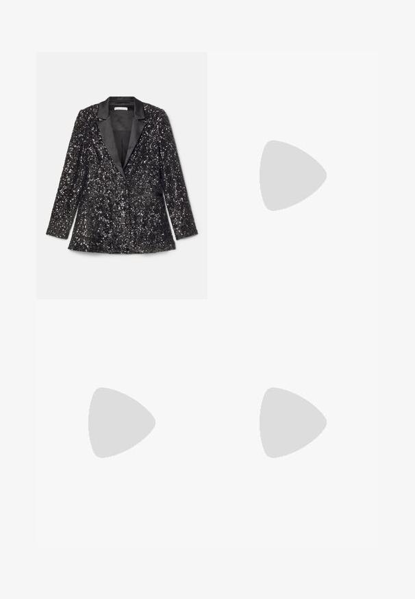 Alice + Olivia BREANN SEQUIN - Blézer - black; Filippa K BRAID - Pulóver - black; Fekete nadrág sima anyagból, magas derékkal, széles lábakkal, elülső redőkkel és klasszikus övhurkokkal. Oldalzsebek nem láthatók.; Fekete bőr, térd fölé érő csizmák sima textúrával, négyzetes orral, tömbsarkúval és oldalsó húzófüllel, minimális varrási részletekkel.