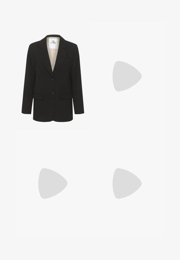 Sort blazer med spids klap, enknap design, to forlommer og to knapper. Indersiden har en cremefarvet foer.; Sort kortærmet T-shirt med rund hals og lige kant, præsenteret fladt på en hvid baggrund.; Vide ben jeans i sort denim med lynlås foran, fem lomme-design og subtile stikninger. Glat tekstur og afslappet stil.; Sorte læder slingback sandaler med åben tå, lav hæl og sølv cirkulært hardware-indsats på siden. Glat tekstur og enkelt design.