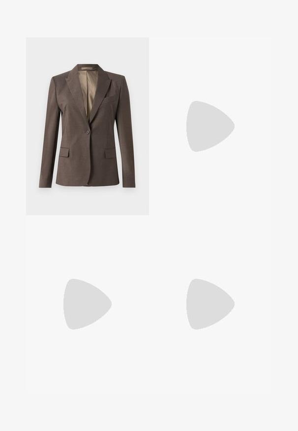 Egysoros, sötétbarna szabott blézer gombsorral, hajtott revéttel, zsebekkel és mellkasi zsebével, tiszta fehér háttér előtt bemutatva.; Barna, hosszú ujjú, bordázott kötött felső, állgallérral és finom salátaél díszítéssel a galléron, mandzsettákon és az alján.; Fekete, földig érő szoknya sima textúrával, széles derékrésszel és plisszézett dizájnnal, látható minták vagy díszítések nélkül.; Fekete hegyes orrú magassarkú cipő krokodilbőr textúrával, letisztult dizájnnal, magas tűsarkú és sima fekete belső résszel.