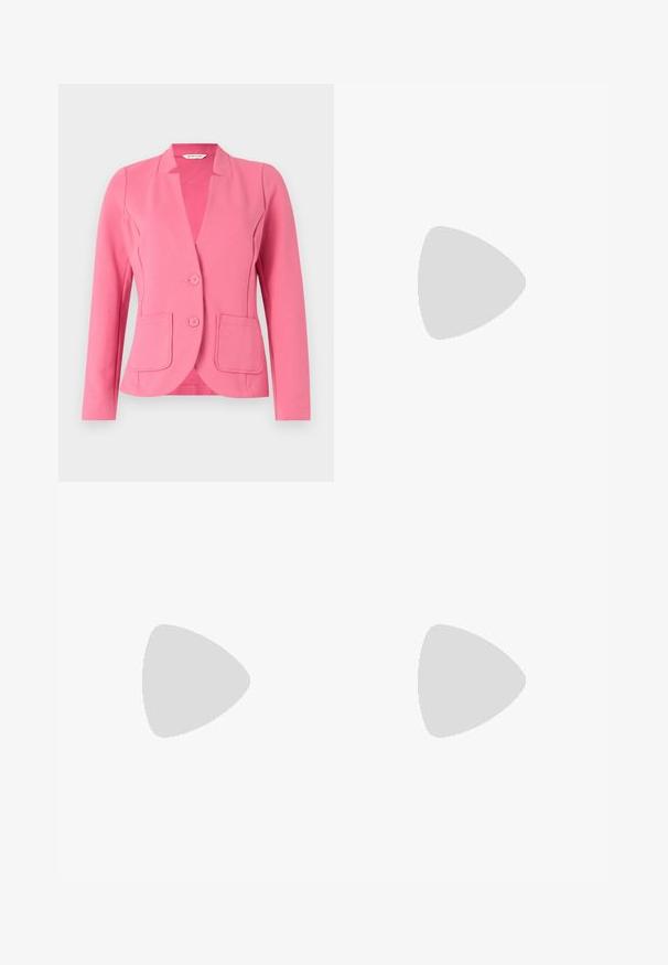 Blazer rose en tissu texturé avec un col cranté, deux poches devant et deux boutons. Design ajusté avec des manches longues.; Housse d'oreiller blanche avec une texture lisse et douce, présentant une forme rectangulaire et des bords nets, conçue pour les tailles d'oreillers standards.; Pantalon noir à jambes droites en tissu lisse, avec un devant plat, des passants pour ceinture et sans poches visibles, à la coupe ajustée.; Chaussure à talon haut en cuir verni blanc avec un bout pointu et une surface lisse, dotée d'un talon fin et d'une découpe basse autour de l'ouverture.