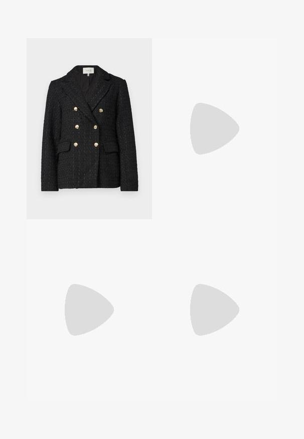 Sort tweed blazer med en dobbeltradet design, guldknapdetaljer, slag og to frontlommer. Struktureret stof.; To sorthulene toppe i sort og hvid, lavet af bomuld. Har rundet halsudskæring og en tætsiddende pasform med glat tekstur.; Sorte bukser i bred benvidde lavet af kunstlæder med frontlommer, bæltestropper og en diskret glans. Glat tekstur og skræddersyet pasform.; Bordeaux patentlæder balletflad med rund tå, lille sløjfeaccent foran og en lav, sort gummisål. Glat tekstur.