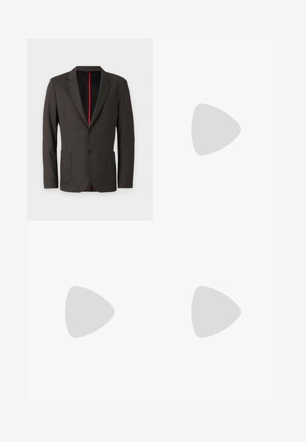 Mörkgrå blazer i texturerad väv med smal passform, med två framfickor, två svarta knappar och ett rött foder.; Svart polotröja i mjukt stickat material. Har långa ärmar och en figurnära design med ribbad krage och fåll. Minimal varumärkesprofil.; Svarta byxor med skräddarsydd passform, med en mjuk textur och rak bendesign. Midjan har bälteshål och en ren finish.; Svart lackläderskor med rund tå, snörning och slät, blank yta. Har en låg gummisula.; Svart metallkedjearmband med sammanlänkade länkar, fyrkantiga detaljer och en slät yta. Justerbar design för passform.