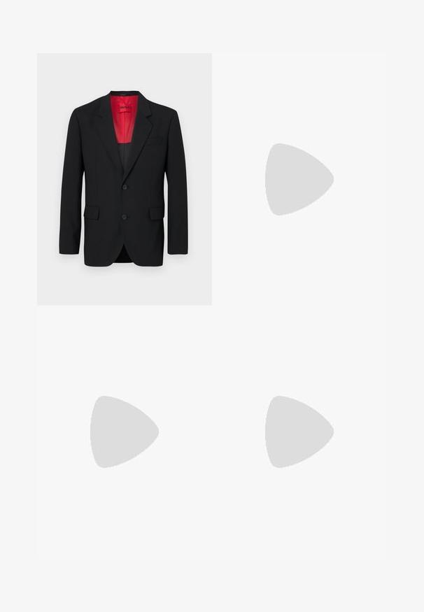 Blazer nero realizzato in tessuto liscio, con una fodera rossa, due tasche frontali e due bottoni. Le rever a punta aggiungono un dettaglio strutturato.; Maglietta nera a maniche corte con scollo rotondo, dalla vestibilità rilassata e un piccolo etichetta "BOSS" all'interno del colletto.; Pantaloni jogger neri realizzati in tessuto liscio. Presentano una vita elasticizzata con stringa, gambe affusolate e senza tasche visibili. Design semplice.; Mocassini neri in pelle con finitura testurizzata e suola in gomma beige a contrasto. Presentano un accento sottile lungo la parte anteriore.