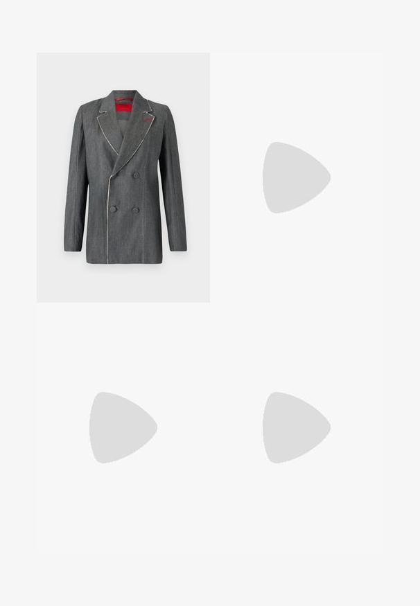 Grå denim dobbeltradet blazer med kontrasterende hvid syning, slå-om krave og rød foer. Har rundede knapper og struktureret design.; Lys grå ærmeløs sweater med ribbet halsudskæring og kant. Har tre strukturerede blomsterapplikationer foran. Mærke: MAX&Co.; Grå plisseret nederdel lavet af stof med fishtail-mønster; har en struktureret talje og en lige skæring nederst.; Paul Smith TOPANGA - Ballerinasko - black