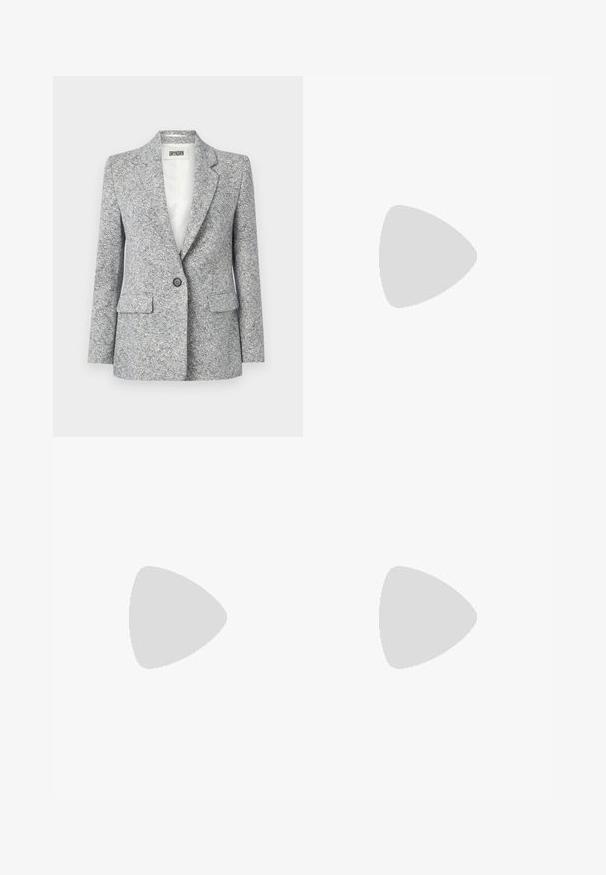 Világosszürke és kék textúrájú blazer, egygombos záródással, kivágott hajtókával és elülső zsebekkel. Szövet anyagból készült.; DRYKORN LYSILA - Gombos blúz - black; Fekete, testhezálló nadrág egyenes szárú kivitelben, sima textúrával és éles redőkkel az elején. Nincs látható fémalkatrész.; Fekete bőr, slingback magas sarkú cipő, hegyes orral, sima textúrával és keskeny bokapánttal, arany fémrészletekkel.