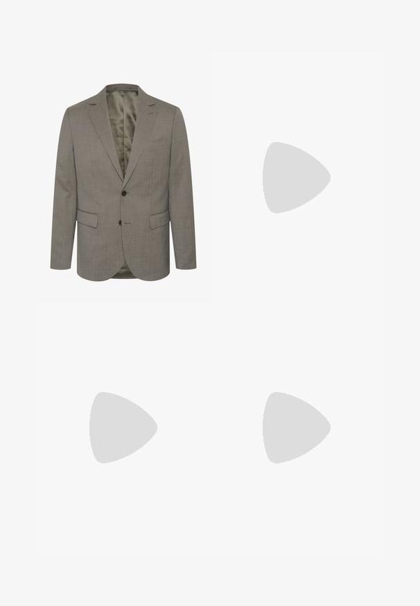 Blazer grigio a righe sottili realizzato in tessuto strutturato. Presenta un colletto a rever, due tasche frontali e due bottoni. Interno foderato di un colore a contrasto.; T-shirt di cotone beige con collo rotondo, maniche corte e vestibilità rilassata. Texture liscia con un design semplice, senza motivi visibili o dettagli.; Pantaloni neri realizzati in tessuto liscio, caratterizzati da un taglio dritto, due pieghe frontali e una vita standard con passanti per la cintura.; Scarpe da barca in pelle marrone con finitura liscia, punta rotonda, design con lacci e suola in gomma imbottita caratterizzata da un motivo antiscivolo.