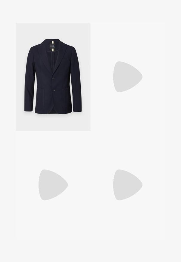 Blazer azul marinho feito de tecido texturizado com lapela em notch, dois bolsos frontais e fecho de dois botões. Etiqueta BOSS no interior.; Camisa branca de manga longa com botões, feita de algodão, apresentando um colarinho clássico, botões frontais e um detalhe de costura minimalista.; Calças azul marinho feitas de um tecido texturizado, com pernas retas, frente lisa e dois bolsos laterais. Sem padrões ou acentos visíveis.; Sapato de pele preto com fivelas duplas, silhueta elegante e bico redondo. Apresenta um salto baixo e textura suave.