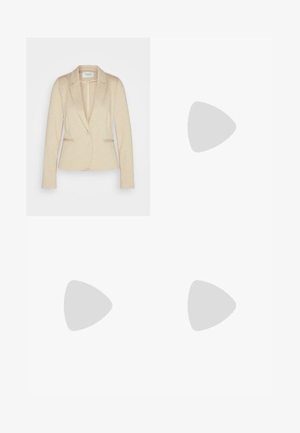 Béžový blazer vyrobený z měkké tkaniny, s klopovým límcem, zapínáním na jeden knoflík a dvěma předními kapsami s jemnými stehovými akcenty.; Bílý elastický top vyrobený z žebrované tkaniny s krátkými rukávy a na bocích nařasenými detaily pro texturu a tvar.; Bílé džíny s vysokým pasem a širokým střihem, vyrobené z denimu; mají pět kapes, měděné nýty a zapínání na zip.; Černé kožené lodičky se špičatou špičkou, kotníkovým páskem a silným podpatkem. Hladká textura, elegantní design a minimalistická estetika.