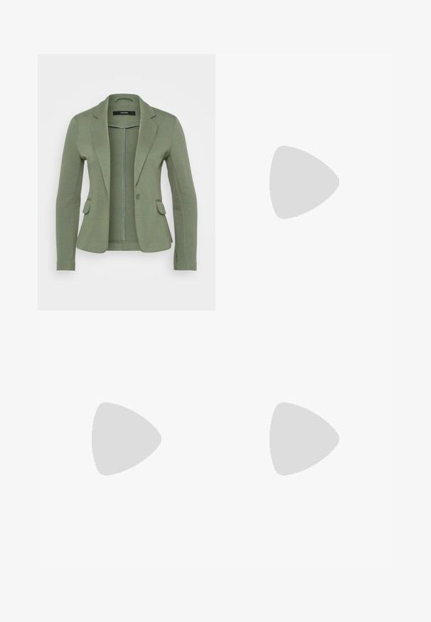 Zelený blejzer vyrobený z jemnej tkaniny, s jedným gombíkom na zapínanie, dvojicou predných vreciek a prispôsobeným strihom s klopami.; Even&Odd Petite 2 PACK - Top - light grey/black; ONLY Petite ONLMADISON BLUSH WIDE - Široké nohavice - dark blue denim; Čierna plisovaná sukňa s vysokým a nízkym lemom, skombinovaná s lesklými červenými balerínami s dizajnom remienkov. Tkanina má hladkú textúru.