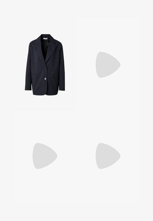 Navyblauer gestreifter Blazer aus glattem Stoff, mit einem Reverskragen, zwei vorderen Taschen und zwei schwarzen Knöpfen.; Schwarzer Baumwollstoff mit glatter Textur und Rundhalsausschnitt, der ein dezentes, gleichmäßiges Strukturmuster aufweist. Keine sichtbaren Logos oder Akzente.; Weit geschnittene Hose aus weichem, cremefarbenem Stoff. Mit flachem Bund und aufgeschlagenen Säumen. Glatte Textur mit einem klaren, minimalistischen Design.; Sportschuhe mit einem Obermaterial aus weißem Leder, grauer Wildleder-Zehenkappe und drei schwarzen Streifen. Sie verfügen über ein blaues Logo auf der Zunge und eine strukturierte Gummisohle.