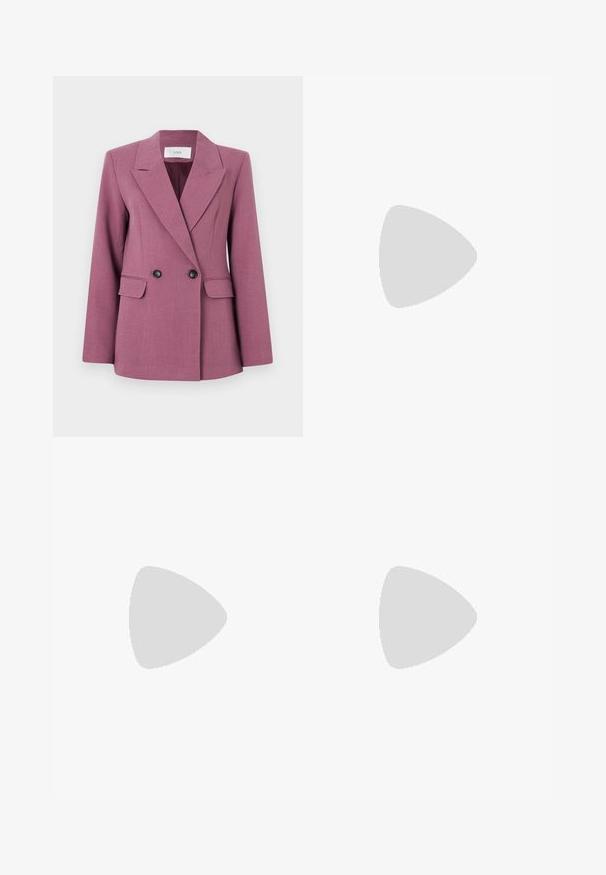 Zweireihiger Blazer in Mauve, aus strukturiertem Stoff gefertigt. Mit Reverskragen, zwei Vordertaschen und schwarzen Knöpfen.; Braunes kurzärmliges, tailliertes T-Shirt aus weichem Stoff, mit einem runden Halsausschnitt und sauberer Nahtführung ohne Muster oder Akzente.; Schwarze, ausgestellte Yogahosen aus elastischem Material, mit einem breiten Bund und einem kleinen Logo nahe der Hüfte. Glatte Textur, keine Muster.; Nike P-6000 Sneakers mit einem Obermaterial aus leichtem grauem Mesh, schwarzen Akzenten und einer langlebigen schwarzen Gummisohle. Verfügt über ein komplexes Design und ein Schnürsystem.