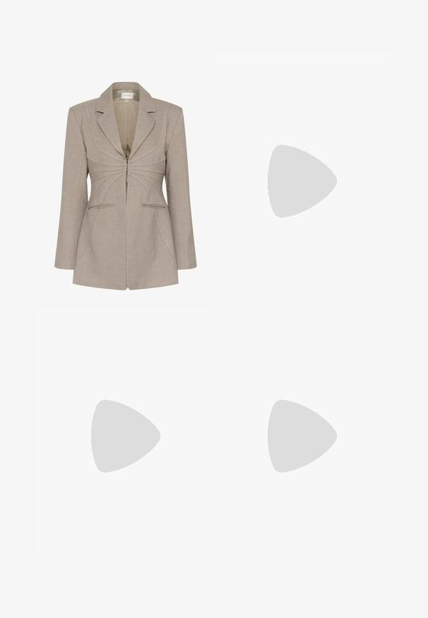 Blazer beige su misura con chiusura a zip, rever affilati e cuciture bianche in contrasto. Presenta due tasche frontali e una vestibilità strutturata.; T-shirt bianca in cotone con maniche corte, scollatura rotonda e vestibilità rilassata. Struttura liscia, senza motivi né accenti, design minimalista.; Pantaloni neri su misura con un design a gamba dritta, caratterizzati da una texture liscia e pieghe ben definite sul davanti. Senza hardware visibile.; Scarpa slingback nera con punta affilata e tacco basso, realizzata in pelle liscia e con un design a taglio laterale per favorire la traspirabilità.