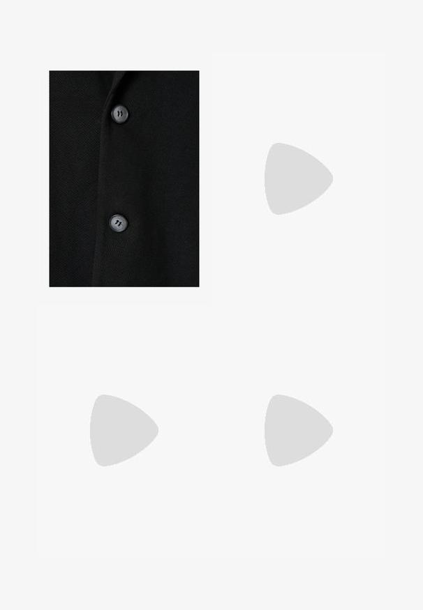 Indumento in tessuto nero con una superficie liscia, caratterizzato da due bottoni neri e da un delicato motivo tessuto. Progettato con una forma classica e sartoriale.; Camicia a maniche lunghe a righe blu chiaro con colletto e polsini bianchi, dotata di chiusura con bottoni sul davanti e orlo curvo. Tessuto dalla texture liscia.; Pantaloni blu navy con vestibilità slim e motivo a righe sottili. Presentano una chiusura con zip, passanti per cintura e tasche frontali. Tessuto dalla texture liscia.; Mocassini sintetici neri con una spessa cucitura frontale, soletta imbottita e suola piatta in gomma; design elegante con dettagli minimi.