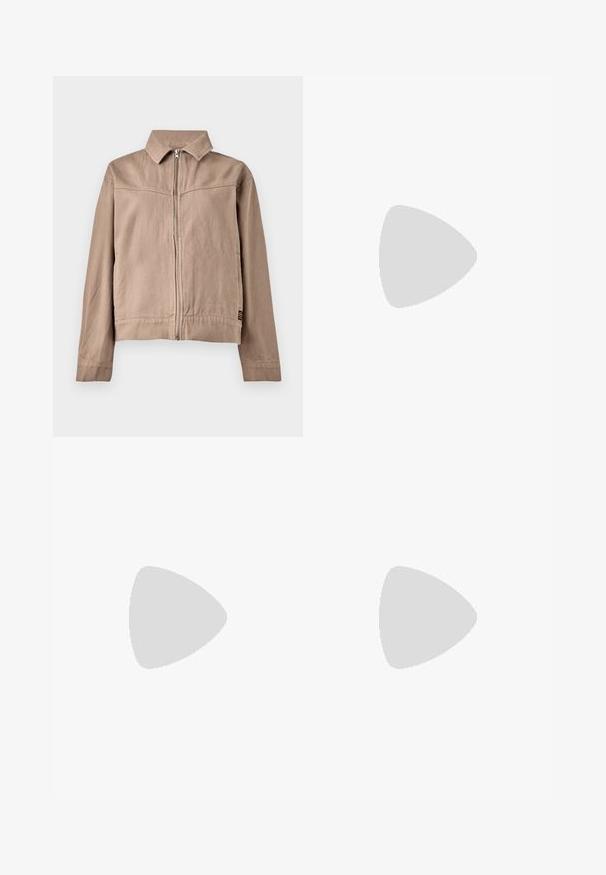 Tan bomuldsjakke med krave, frontal lynlås og lange ærmer. Har et struktureret stof og et lille logo-tag i sømmen.; Grå kortærmet t-shirt lavet af glat stof. Har en rund halsudskæring, lige kant og minimale syninger.; Mørkegrå lige jeans med foldede manchetter, frontknap og lynlås, bæltestropper og for- og baglommer.; Sorte ankelstøvler med blokhæl, lavet af blødt suede. Har en rund tå og glatte sidestykker med syningsdetaljer.