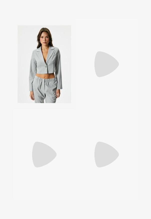 Harmaa lyhyt bleiseri, jossa on pitkät hihat, viistot kaulukset, yksittäinen nappikiinnitys ja pieni etutasku. Yhdistetty samansävyisiin kapeisiin housuihin.; Mustat ribbikuvioiset lyhyet topit, joissa on leveät hihnat ja syvä V-pääntie. Tunnuksessa lukee "BDG", koko pieni, ja siinä on sujuva pinta sekä tiukka malli.; Tummansinisiä, leveälahkeisia farkkuja. Ominaisuuksiin kuuluu viisi taskua, nappi- ja vetoketjukiinnitys sekä kontrastoväriset ompelut.; Valkoiset avonaiset mulesit, joissa on kaareva muotoilu, matala korko, sileä pinta ja hienovarainen ommeltu kuvio. Ruskea yksityiskohta kantapään juurella.