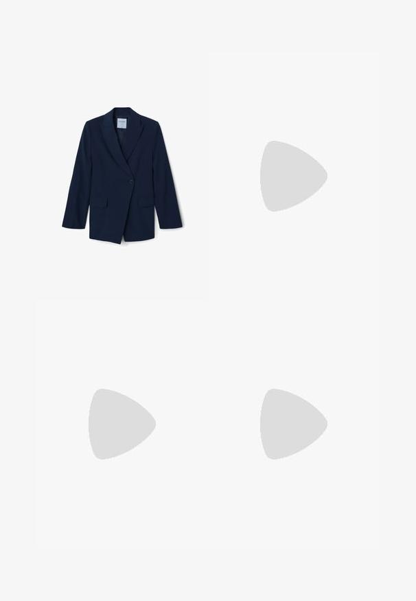 Blazer blu navy con un bottone, rever a punta e due tasche frontali. Realizzato in tessuto morbido con vestibilità su misura. Etichetta: Calliope.; T-shirt bianco a maniche corte realizzato in cotone. Presenta un collo tondo e una vestibilità rilassata. Texture liscia senza motivi o dettagli visibili.; Pantaloni a gamba larga bianchi realizzati in un tessuto leggero. Presentano una vita elastica con cordoncino e tasche laterali. Texture liscia.; Infradito con suola in gomma color talpa, progettate con tre cinturini in pelle bianca sovrapposti e un piccolo dettaglio a fiocco al centro.