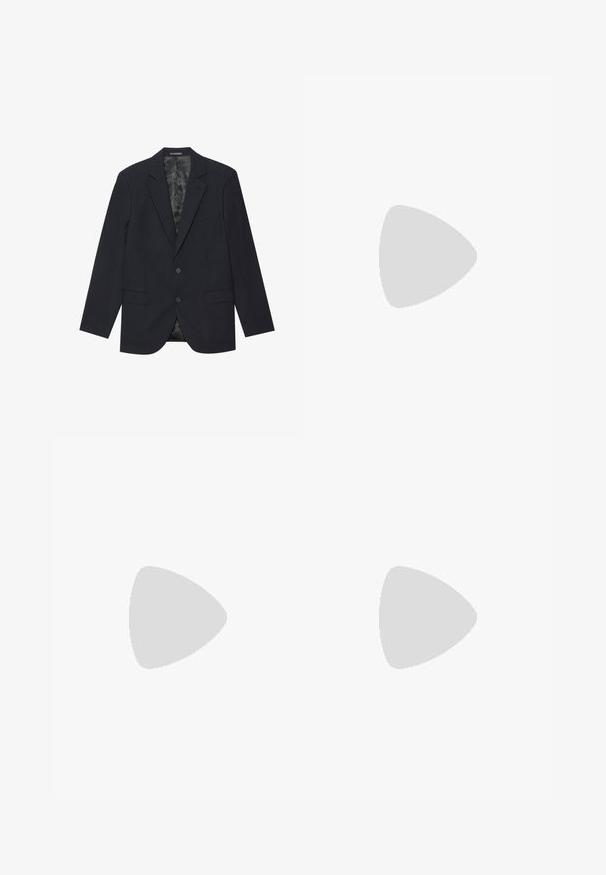 Sort blazer lavet af tekstureret stof, med slagkrave, to frontlommer, to knapper og et mønstret indvendigt for.; Sort langærmet skjorte med knaplukning foran, klassisk krave og rundet kant; har sorte knapper og et rødt logo indeni kraven.; Marineblå bukser med skræddersyet pasform, der har en glat tekstur, skarpe pressefolder og en flad frontdesign. Skjult lynlåslukning.; Sorte læder dress sko med en glat overflade, snørebåndsdesign, rundt tå og subtile syninger. Har en sort gummisål.