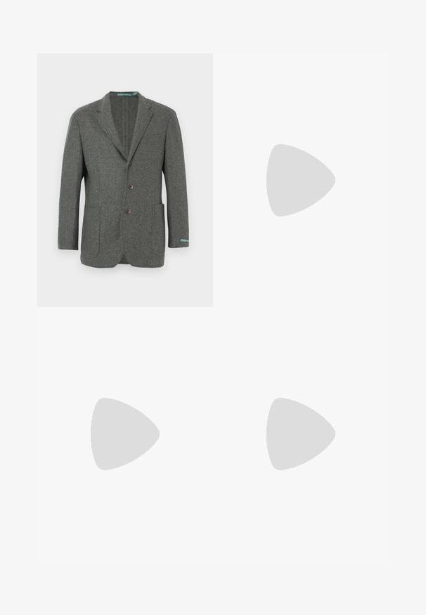 Sivi volneni blazer s kljukastim ovratnikom, tremi gumbi, dvema sprednjima žepoma in modro etiketo blagovne znamke na manšeti. Teksturirana tkanina.; Bela dolg rokav srajca s gumbi iz bombaža. Ima klasičen ovratnik, gumbnice na zapestjih in majhen temno moder vezen logotip na prsih.; Svetlo modri oprijeti džins s blagim bledenjem na stegnenicah, sprednji gumbasti zapenjač, zanke za pas in pet žepov na belem ozadju.; Sive tenisice za šport z zgornjim delom iz semiša in tekstila, belim Nike swooshom in belimi vezalkami. Imajo strukturirano gumijasto podplat in oblazinjen ovratnik.