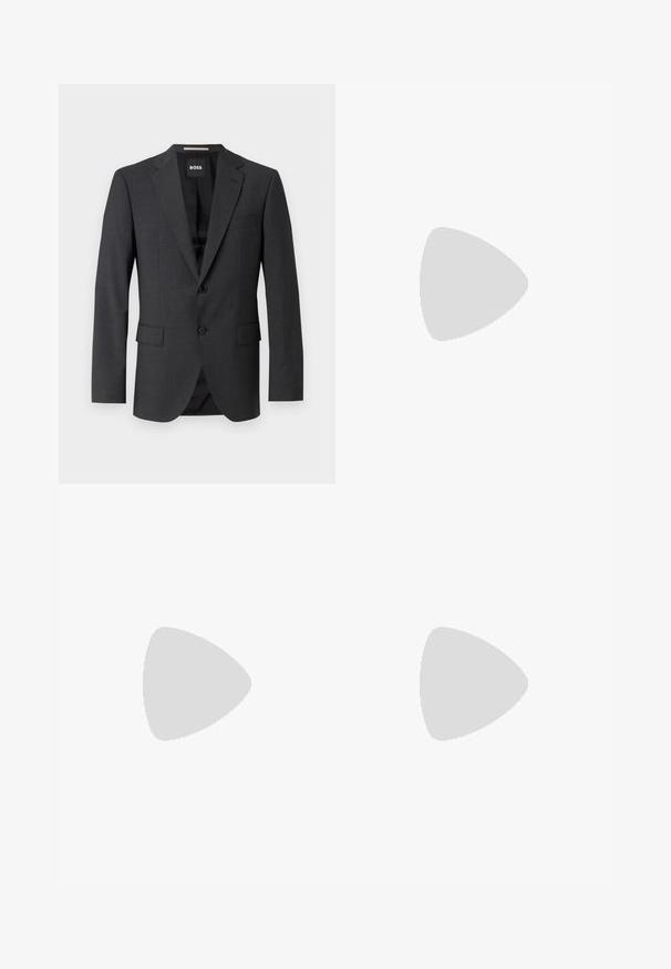 Blazer grigio scuro con rever classico a punta, due tasche frontali, chiusura a un bottone e tessuto leggermente texturizzato. L'interno è nero.; Camicia bianca a maniche lunghe in cotone morbido. Presenta un colletto classico, chiusura con bottoni e polsini sartoriali. Design minimalista, senza motivi.; Pantaloni jogger neri realizzati in tessuto liscio. Presentano una vita elasticizzata con stringa, gambe affusolate e senza tasche visibili. Design semplice.; Mocassini neri in pelle con finitura testurizzata e suola in gomma beige a contrasto. Presentano un accento sottile lungo la parte anteriore.