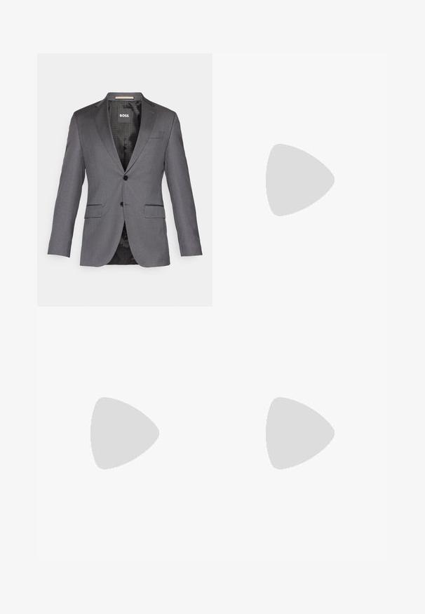 Grijze getailleerde blazer met een notch revers, twee voorkruiken, een enkele knoopsluiting en zwarte voering met een subtiel patroon.; Witte en zwarte langemouwen shirts met puntige kraag, knopen aan de voorkant en een gladde stoftextuur. Labels zichtbaar aan de binnenkant van de hals.; Marineblauwe broeken met een getailleerde pasvorm, met een gladde textuur, scherpe plooien en een vlakke voorkant. Verborgen ritssluiting.; Zwarte leren dresschoenen met een gladde afwerking, vetersluiting, ronde neus en subtiele stiksels. Beschikt over een zwarte rubberen zool.