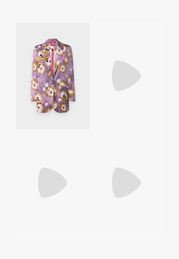 Trykt blazer med et blomsterdesign i lilla, gul og hvide nuancer. Har to frontlommer og en enkelt knappelukning.; Hvid bomulds-t-shirt med korte ærmer, rund halsudskæring, afslappet pasform og stitched søm. Mærket er synligt indeni halsen.; Sorte bukser lavet af glat stof, der har høj talje, brede ben, frontfolder og klassiske bælteløkker. Ingen synlige sidelommer.; Sorte patenterede læder højhælede sko med firkantet tå, ankelrem og en kraftig hæl. Inkluderer perforerede detaljer langs kanten.