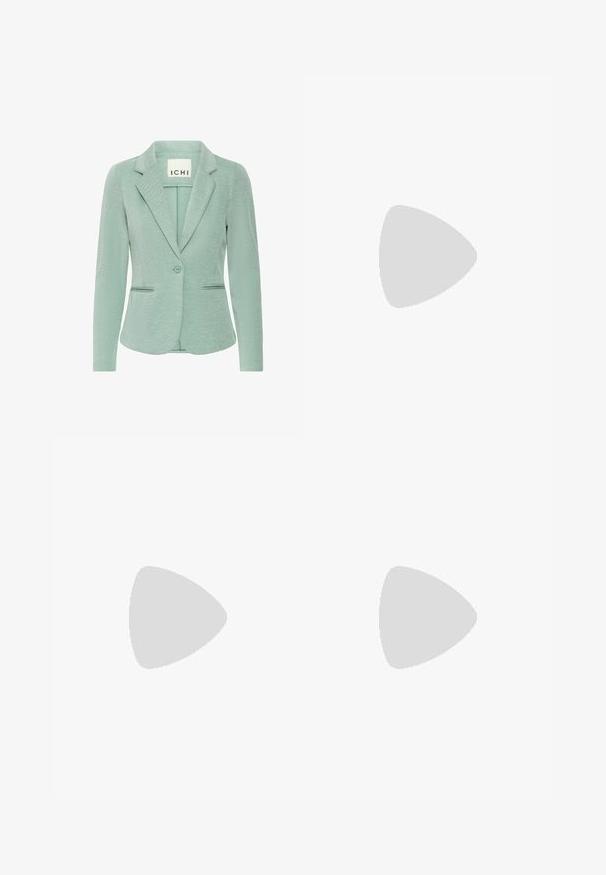 Ljusgrön kavaj gjord av textil med struktur. Har en slagkrage, enkel knappstängning och två framfickor med en skräddarsydd passform.; Svart ärmlös crop top i mjukt tyg, med rund hals och en ren, enkel design utan mönster eller detaljer.; Svarta byxor med rak passform, utrustade med framfickor och sidoklyvningar vid fållen. Tillverkade av mjukt, slätt tyg. Lämpliga för olika tillfällen.; Svarta platta sandaler med en glänsande yta, tre tunna remmar och en cirkulär detaljer i metall vid tån. Elegant design med en minimal klack.
