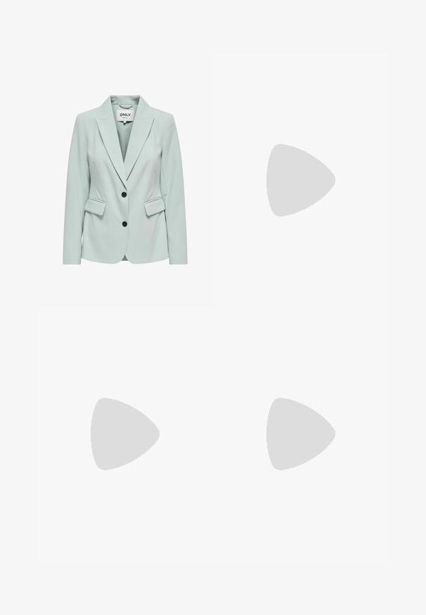 Blazer vert clair avec une coupe ajustée, design à un bouton, revers crantés, deux poches à rabat à l'avant et boutons noirs. Texture lisse.; T-shirt blanc à manches courtes en coton doux, avec un col rond et une coupe ajustée. Pas de motifs ni d'ornements visibles.; Pantalons de survêtement gris clair avec une coupe décontractée, taille élastique, cordelette de serrage et poches latérales ; fabriqués à partir d'un tissu doux et texturé.; Chaussure de sport Nike en blanc et rose clair. Présente un dessus en mesh et une semelle incurvée distinctive avec un amorti à air visible.