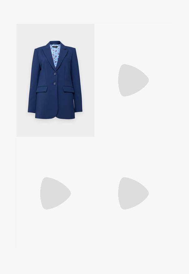 kate spade new york AVREY - Suknjič - french navy; Mornarsko modra bombažna majica s kratkimi rokavi, ki prikazuje bel napis "TOMMY HILFIGER EST. 1985". Vključuje majhen logotip na rokavu.; Široke bele kavbojke so narejene iz mešanice bombaža. Imajo zadrgo, pet žepov in šive vzdolž šivov.; Beli platneni športni čevlji s krožnim prstom, belim gumijastim podplatom, zlatimi jermeni in majhno oznako. Gladka tekstura in preprost dizajn.