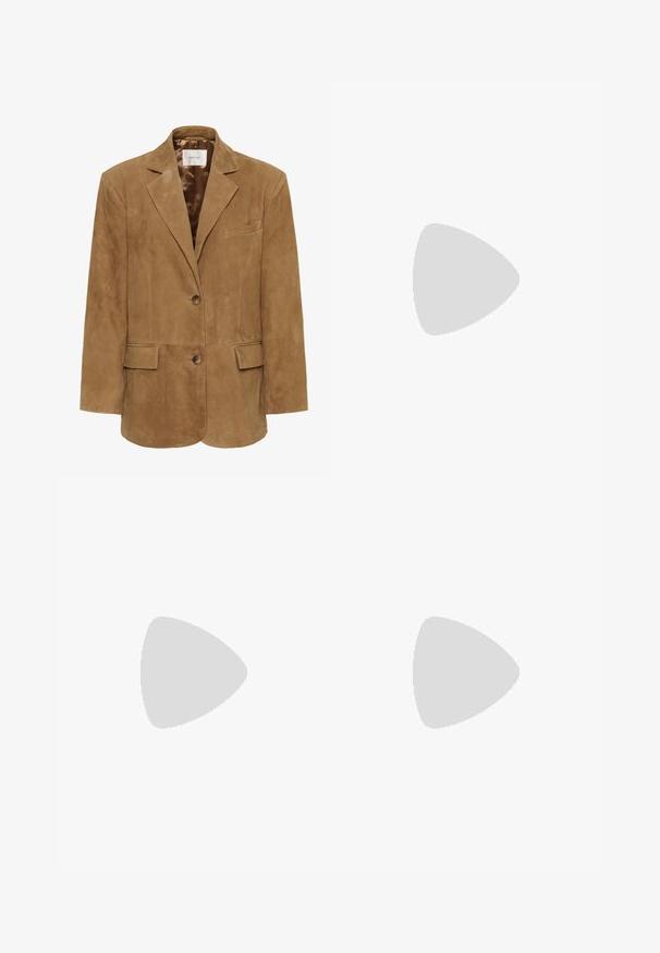 Hnědý semišový blejzr s klopovým límcem, zapínáním na jeden knoflík, dvěma předními kapsami a elegantním střihem. Hladká podšívka.; Dvě trička s krátkým rukávem, jedno bílé a jedno černé, vyrobené z bavlny. Obě mají kulatý výstřih a jednoduchý, klasický design.; Bílé džíny s vysokým pasem a širokým střihem, vyrobené z denimu; mají pět kapes, měděné nýty a zapínání na zip.; Krémové a levandulové tenisky se třemi pruhy a texturovanou hnědou podrážkou, vybavené tkaničkami a polstrovanou patou. Měkký textilní svršek.