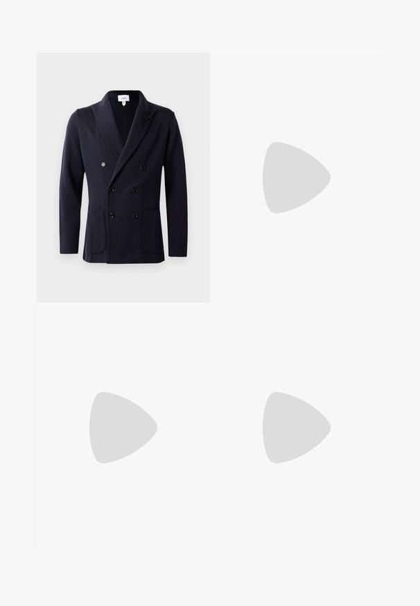 Sötétkék, dupla soros zakó texturált anyagból, hat fekete gombbal és két elülső zsebbel. Sálgallér megjelenés.; Fekete, hosszú ujjú póló, puha pamutból készült. Kerek nyakkivágással, laza szabással és bordázott mandzsettával rendelkezik. Nincsenek látható minták vagy logók.; Fekete, pliszírozott nadrág, egyenes, széles lábakkal. Sima anyagból készült, gombos záródással és övhurkokkal rendelkezik.; Kék velúr sneaker lekerekített orral, fehér fűzővel és gumitalppal. Diszkrét varrásokkal és oldalsó márkázott akcentussal rendelkezik.