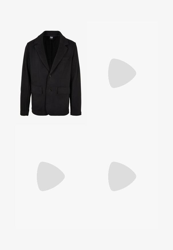 Črn blazer jopič iz mehkega blaga z zareznim ovratnikom, dvema sprednjima žepoma in zapiranjem na dva gumba. Klasična zasnova se ponaša z minimalno teksturo.; Bela majica s kratkimi rokavi iz bombaža, z okroglo ovratnikom in sproščenim krojem ter ravnim robom. Brez vzorcev ali okrasnih elementov.; Rjave bombažne trenirke z elastičnim pasom, nastavljivo vrvico, širokimi nogami in minimalnimi podrobnostmi šivanja.; Burgundske usnjene čevlje z rjavimi gumijastimi podplati, okrogla kapica, beli šivi in zlate luknje za vezalke. Notranjost je obložena s rumeno podlogo.