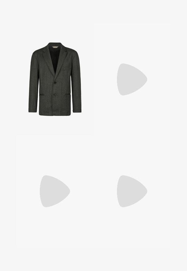 Ciemnoszary blazer w jodełkę wykonany z teksturowanej tkaniny, z klapami w kształcie notched, zapięciem na dwa guziki i przednimi kieszeniami.; Czarny t-shirt krótki rękaw wykonany z gładkiej mieszanki bawełny, z okrągłym dekoltem i minimalistycznym designem bez wzorów czy akcentów.; Jasnoszare dopasowane spodnie z teksturowanym wykończeniem, z plisami, szlufkami na pasek i zapięciem na guzik w talii.; Czarne niskie skórzane sneakersy z czarnymi sznurówkami i off-white podeszwą, prezentowane w profilu bocznym na białym tle.