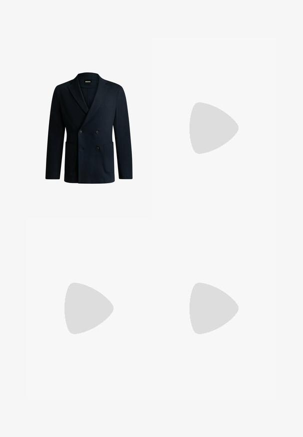 Dobbeltbrystet marineblå blazer lavet af glat stof, med to frontlommer, en enkelt brystlomme og elegante revers.; Sort kortærmet T-shirt lavet af en glat bomuldsblanding, med en rund halsudskæring og et minimalistisk design uden mønstre eller accenter.; Sorte brede bukser med flad front, to sidelommer, plisseret design og en kontrastfarvet rød inderside på linningen.; Sort læder dress sko med glat tekstur, rund tå og fem snørehuller. Har en lav stablet hæl og diskret sømdetaljering.
