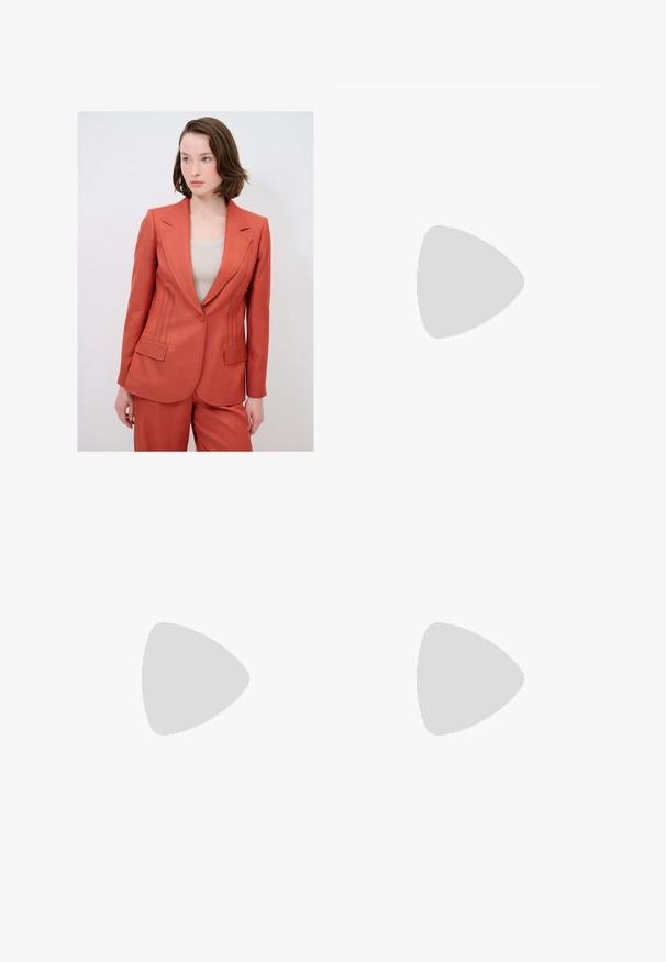 Rostfarbener Blazer mit strukturiertem Design, ausgestattet mit Fronttaschen und detaillierter Naht entlang der Seiten. Aus einem strukturierten Stoff gefertigt.; Helles beige T-Shirt mit kurzen Ärmeln und Rundhalsausschnitt, aus weichem, glattem Stoff gefertigt. Verfügt über eine lockere Passform und einen geraden Saum.; Weiße weit geschnittene Hose aus leichtem Stoff. Mit einem elastischen Bund und Kordelzug sowie Seitentaschen. Glatte Textur.; Beige High Heels Sandalen mit schlanken, überkreuzten Riemen, offener Zehenpartie und einem quadratischen Blockabsatz. Glänzende Lack-Oberfläche, verstellbarer Knöchelriemen.