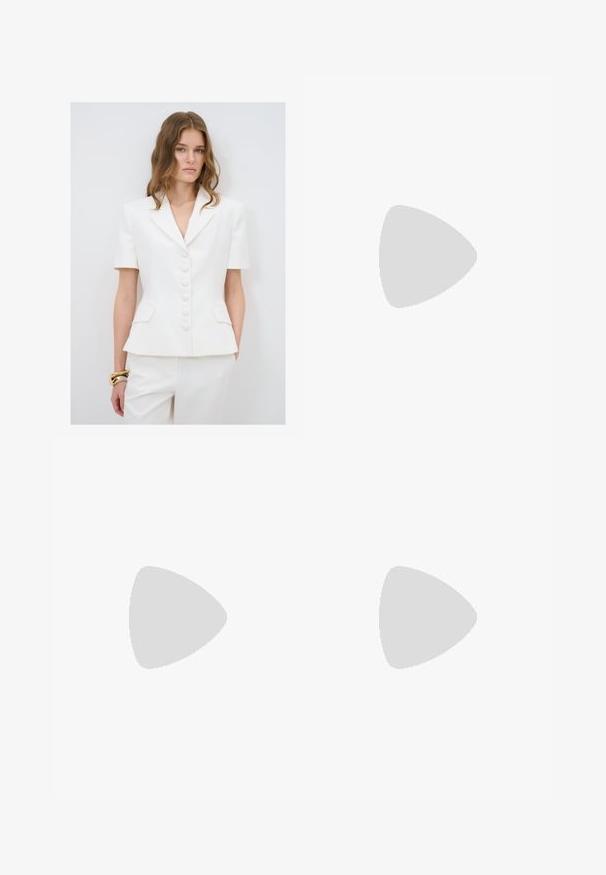 adL Blazer - white; Twee getailleerde T-shirts: één crème en één zwart. Gemaakt van zacht, gestructureerd katoen, met korte mouwen en een ronde halslijn.; Zwarte shorts met een op maat gemaakte ontwerp, met voorplooien, een vlakke voorkant en een enkele knoopsluiting. Gladde stof textuur.; Zwarte laarzen tot de knie van soepel leer, met een puntige neus, een blokhak en een V-vormige uitsparing aan de bovenkant.