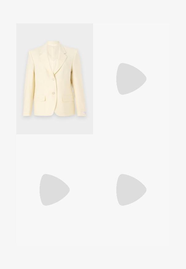 Tiger of Sweden SAINA - Blazer - ivory white; T-shirt à manches courtes bleu marine en coton doux, avec une coupe décontractée, un col rond et un design minimaliste. Aucun motif ou accent visible.; Jeans évasés de couleur crème en denim, dotés d'une taille haute, de poches avant et d'une fermeture à bouton unique pour un ajustement décontracté.; Stuart Weitzman EMILIA MARY JANE FLAT - Babies - black; Sac à épaule en synthétique noir avec quincaillerie dorée, logo embossé et clous décoratifs en forme d'étoiles et de cœurs. Texture lisse, design incurvé.
