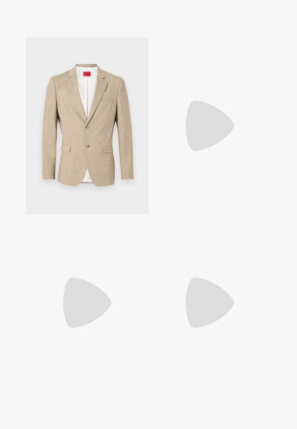 Beige blazer van textuurstof, éénrijige knoopsluiting met twee knopen, twee voorzakken en een witte voering. Kenmerkt zich door klassieke revers.; Witte lange mouwen overhemd met knopen, gemaakt van katoen, voorzien van een klassieke kraag, voorkant met knopen en minimale stikdetails.; Navyblauwe broek van een gestructureerde stof, met rechte pijpen, een vlakke voorkant en twee zijzakken. Geen zichtbare patronen of accenten.; Zwarte leren dresschoen met dubbele gespen, slank silhouet en ronde neus. Kenmerkt zich door een lage hak en een gladde textuur.