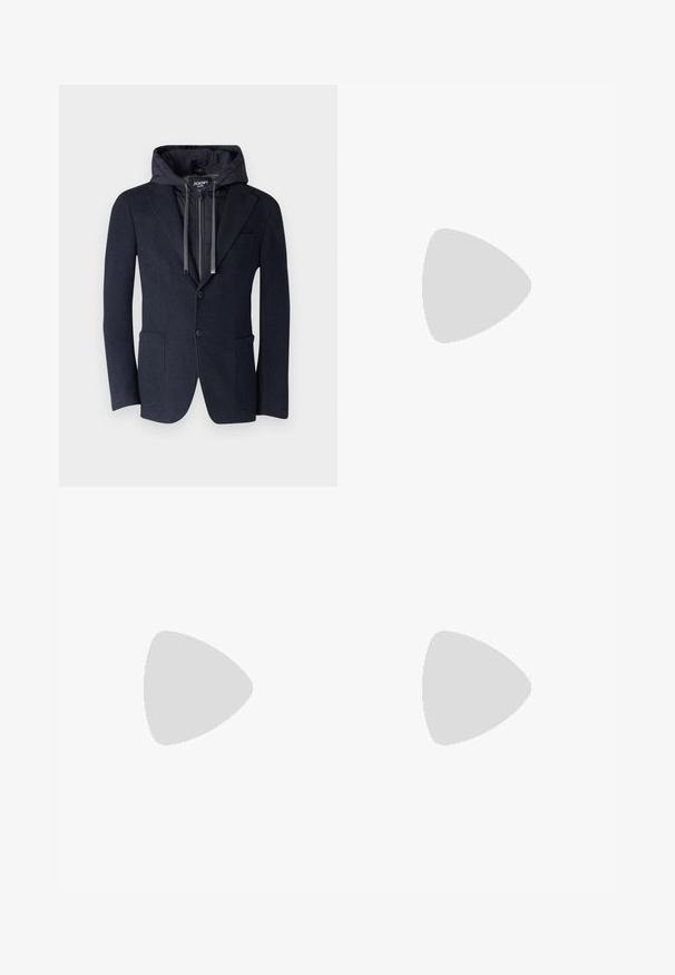 JOOP! Jeans HOODNEY - Švarkas - navy; BOSS TEE - Paprasti marškinėliai - open white; Bežiniai pritaikyti kelnių su didele juosmeniu, klostėmis ir tiesiu kojų dizainu. Pagaminti iš lygaus audinio, su šoninėmis kišenėmis ir švariu apdaila.; Balti sportbačiai su lygia oda, apvalia pirštine ir plokščiu padu. Juodas akcentas prie kulno, su toniniais raišteliais ir minimaliais prekių ženklais.