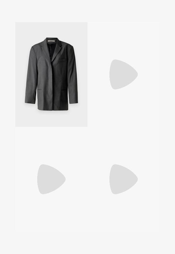 Grå skræddersyet blazer i letvægtsmateriale; har en notch-lapel, en enkelt brystlomme og to forlommer med en glat inderfor.; Hvid bomulds-t-shirt med korte ærmer, rund halsudskæring, afslappet pasform og stitched søm. Mærket er synligt indeni halsen.; Sorte vide benbukser med en glat tekstur, der har en høj talje og centerfolder. Ingen synlige mønstre eller hardware detaljer.; Sorte patenterede læder højhælede sko med firkantet tå, ankelrem og en kraftig hæl. Inkluderer perforerede detaljer langs kanten.