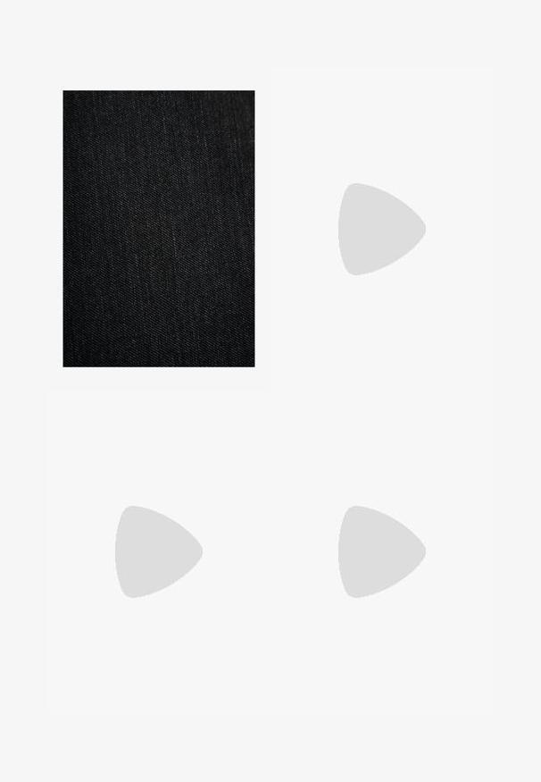 Tessuto denim nero con una superficie liscia, caratterizzato da un sottile intreccio a spina di pesce e da lievi variazioni di colore. Nessun motivo o accento visibile.; T-shirt bianco a maniche corte realizzato in morbido cotone, con scollo a girocollo e forma aderente. Senza motivi o decorazioni visibili.; Pantaloni cargo beige con vita elastica, cordoncino regolabile e grandi tasche laterali per lo stoccaggio. Realizzati in un leggero mix di cotone.; Scarpe Vans slip-on a scacchi bianchi e neri con tomaia in canvas, suola in gomma e colletto imbottito. Punta piatta e rotonda con dettagli bianchi sulla suola.
